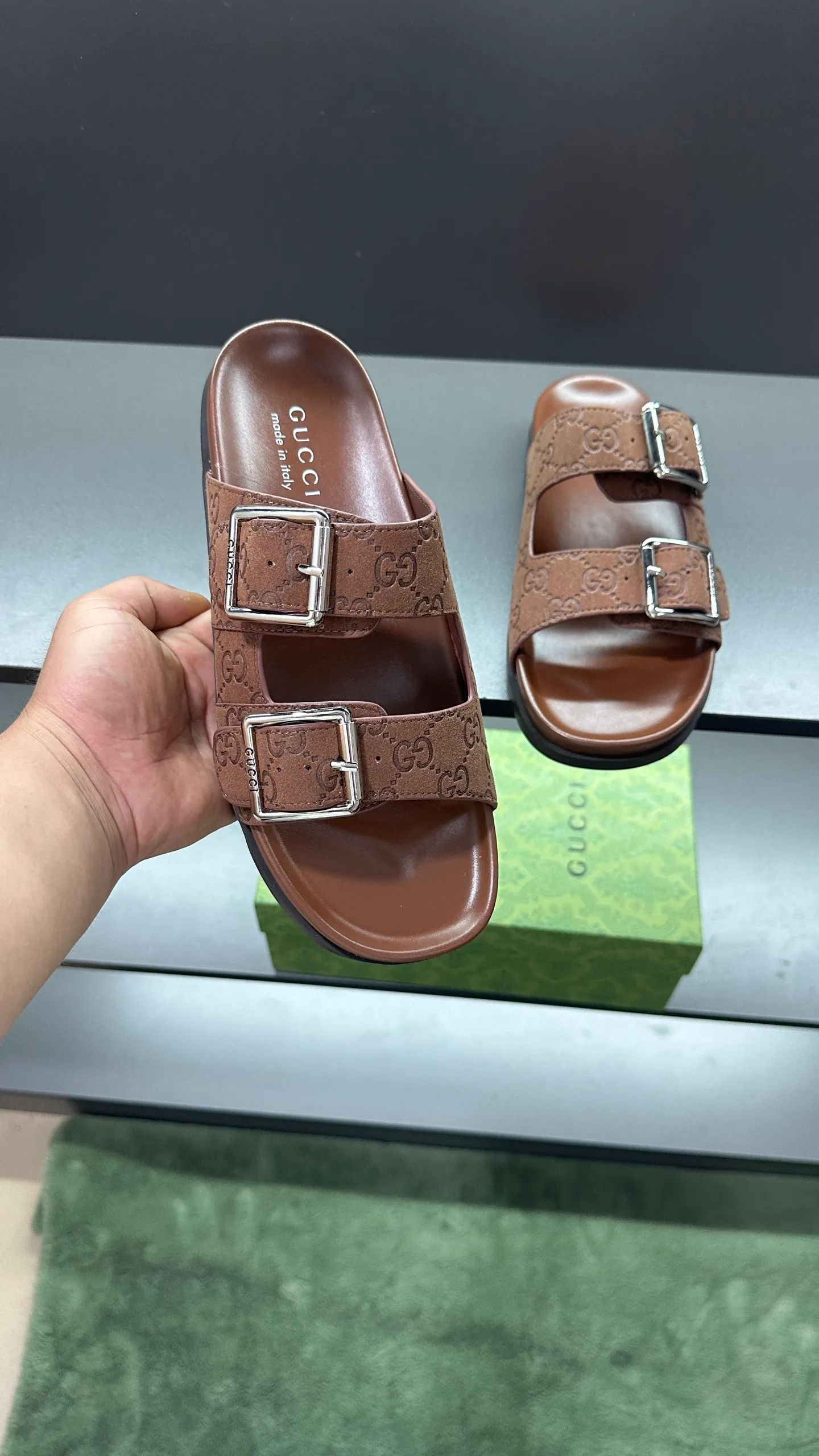 [G Home New Style] P: 320💰Men's size 39~45, (46. Customized) This slipper is made of GG polyester fiber and is decorated with a Gucci label on the front, which adds a striking logo feel to the style. "Gucci Made in Italy" stamped label Rubber sole Flat Made in Italy
